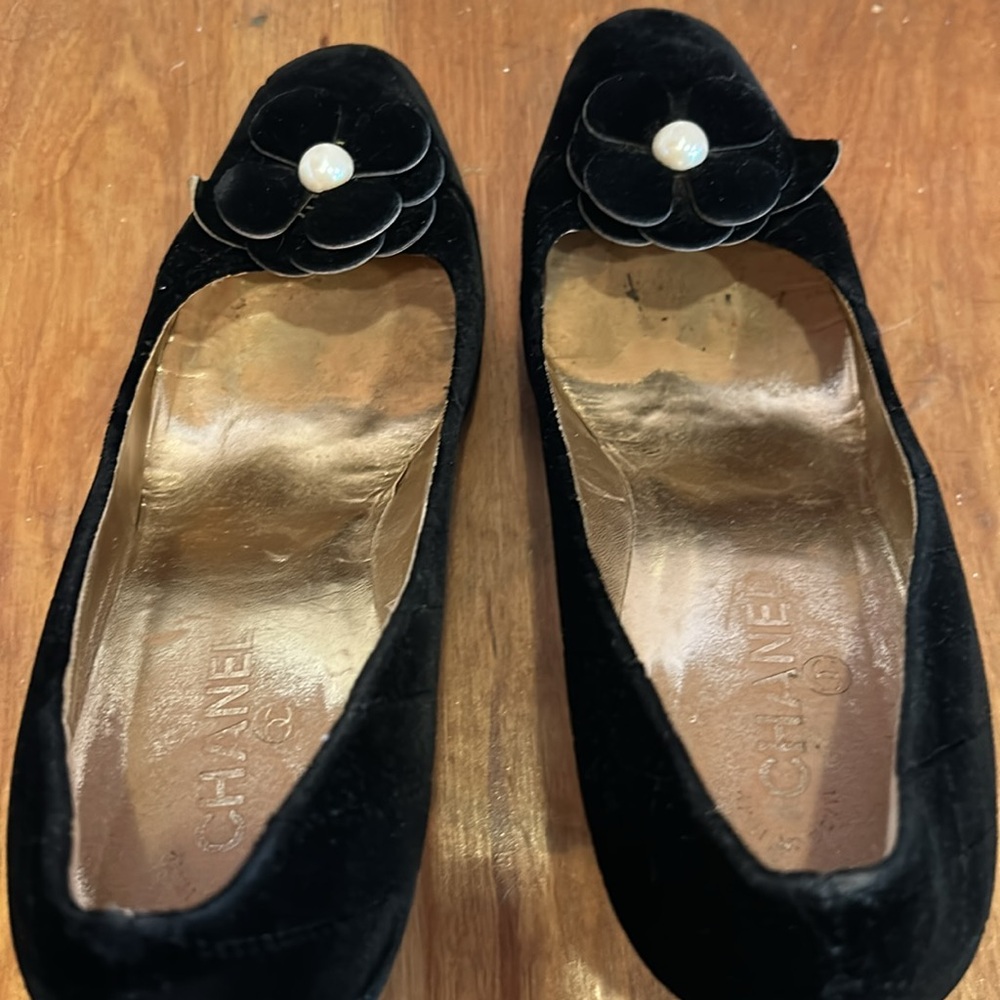 CHANEL Camellia Pearl Velour Black Quilted Heels Sz EU 42 - Picture 12 of 16